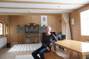 Regula Stadler in der Webstube auf dem Bühl. Die Ferienwohnung kann, wie von der Hauptfigur im Buch, gemietet werden. (Bild: Mirjam Bächtold)