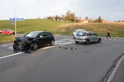 An zwei der beteiligten Autos entstand ein Totalschaden. (Bild: Kapo SG)