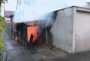 Auch der Holzschopf geriet in Brand. (Bild: Kapo SG)