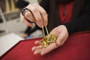 Wer Altgold, Silber, Uhren oder Schmuck verkaufen möchte, ist gut beraten, wenn er mehr als ein Angebot einholt. (Bild: Michel Canonica/Archiv)