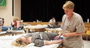 Fast wie im Spital: Im Uzwiler Gemeindesaal liegen Blutspender auf den Schragen. Nach der Blutentnahme gibt es zur Stärkung ein Brötchen. (Bilder: Angelina Donati)