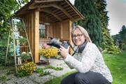 Yvonne Aldrovandi macht täglich einen Rundgang durch ihren Garten. Meist ist auch ihre Nikon D5 mit dabei. (Bild: Ralph Ribi)