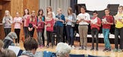 Die 14 jungen Sängerinnen und Sängern singen für ihre Gäste zahlreiche Lieder zu den vier Jahreszeiten. (Bild: PD)