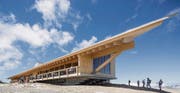 Guten Bauen Ostschweiz. Erweiterung und Neubau Bergstation und Restaurant Chäserrugg der renommierten Basler Architekten Herzog und de Meuron. Das Gipfelrestaurant ist ein Holzbau. (Bild: Hanspeter Schiess)