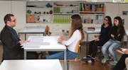 Ein Mitglied der Junior Chamber International Toggenburg (links) führt mit einer Schülerin ein Testbewerbungsgespräch durch. Die anderen geben anschliessend Feedback. (Bild: Jeannette Ringger)