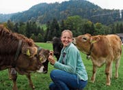 Die Kälber haben Vertrauen gefasst und beschnuppern Bea Ammann neugierig. (Bild: Mirjam Bächtold)