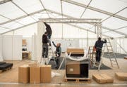 An der Gewerbeschau steht die Berufsbildung im Fokus. Aktuell laufen die Aufbauarbeiten im Innern des «Lehrlingszeltes». (Bild: Urs Bucher)