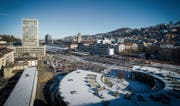 Ob auf dem Parkplatz zwischen Lokremise und Fachhochschule ein Hochhaus entsteht, ist völlig offen. (Bild: Urs Bucher)