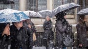 Der Winter feierte Ende April in St. Gallen seine späte Dernière – oder sein frühes Début: In der Stadt gab’s ein Verkehrschaos. (Bild: Urs Bucher (St. Gallen, 28. April 2017))