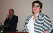 Claudine Hofer von der IG «Transparenz und Menschlichkeit in der Pfarrei» wirft KVR-Präsident Marcel Alder (hinten) vor, eine Hetzkampagne gegen Pfarrer Simon Niederer lanciert zu haben. (Bild: Ursula Ammann)