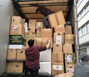 Mitglieder von aid hoc verladen die Kleider in Zürich (Bild: PD/aid hoc)