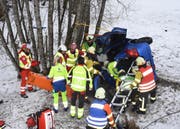 Die Lenkerin musste von der Feuerwehr aus dem Auto befreit werden. (Bild: Kapo SG)
