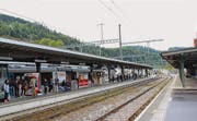 Wartende Passagiere im Bahnhof Wattwil. Wattwil ist der grösste Bahnhof im Toggenburg. (Bild: Martin Knoepfel)