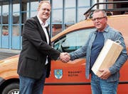 Gemeindepräsident Philipp Scheuble (l.) gratulierte dem Gemeindewerkmeister-Stellvertreter Hubert Schneider. (Bild: gk)