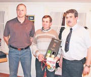 Für 26 Jahre Feuerwehrdienst geehrt wurde Kpl. Erwin Mittelholzer von der Feuerwehr Berneck-Au-Heerbrugg (Mitte) von Verbandspräsident Alex Göggel (links) und Aktuar und Feuerwehrkommandant Urs Hug. (Bild: Max Pflüger)