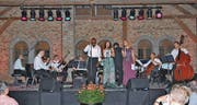 Das Ensemble The Blues Symphony mit den Gesangssolisten Aaron Lordson, Diana Petrova und Barbara Cramm (v. l.) begeisterte am Samstagabend in der Heerbrugger Schlossremise. (Bild: j)