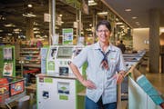 Martha Senn ist im Coop Gossau unter anderem für aktuell 17 Kassierinnen zuständig. (Bild: Urs Bucher)