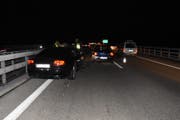 Durch den Unfall musste der Überholstreifen gesperrt werden. (Bild: Kapo SG)