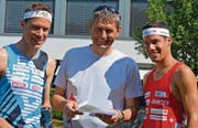 Mosnangs Schulleiter Kilian Imhof hat Daniel (links) und Martin Hubmann einem letzten Test unterzogen. (Bild: Urs Huwyler)