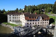 Das Areal der Fein-Elast Grabher in Lichtensteig in der Abendsonne. Im Vordergrund die vor wenigen Jahren neu erstelle Schleusenbrücke. (Bild: Martin Knoepfel)