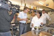 Restauranttester Daniel Bumann (links) in der «Rank»-Küche mit Köchin Anna Maria Birkner, Angélique Bucher und Ralph Hellmann. (Bild: Susi Miara)