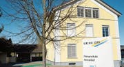 Um den Bedarf an zusätzlichem Schulraum decken zu können, ist auf dem Areal der Primarschule Herrenhof ein Erweiterungsbau geplant. Bis zu dessen Fertigstellung soll ein Bürocontainer als Provisorium dienen. (Bild: Zita Meienhofer)