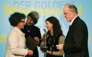 Den ersten Integrationspreis vergab Regierungsrätin Kathrin Hilber an die Leitung des Projekts «Quartierarbeit Wiesental Rorschacherberg». (Bild: Michel Canonica)