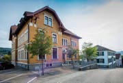 Die beiden über 100-jährigen Schulhäuser an der Wittenbacher Dorfstrasse sind fürs Ortsbild von Bedeutung. (Bild: Urs Bucher)