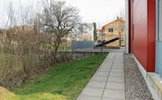 Die Erweiterung der Heizzentrale bei den St. Margrether Alterswohnungen (rechts im Bild) würde diesen Bereich einnehmen. (Bilder: Carmen Kaufmann)