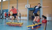 Die Teilnehmenden des J+S-Kurses Turnen absolvieren ungewohnte Übungen. (Bilder: Fabio Tuor)