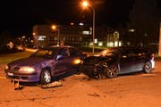Der Unfall forderte zwei Leichtverletzte. (Bild: Kapo SG)