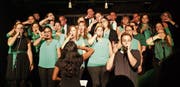 Der Chor und Michael Schmid: So geht Lollipop a cappella. (Bild: Bettina Bellmont)