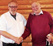 Obmann Kurt Tischhauser ehrte mit dem Oberrieter Xaver Weder (rechts) den ältesten Versammlungsteilnehmer. (Bild: pd)