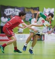 Gegen den Meisterschaftszweiten Köniz bleibt Waldkirch-St. Gallen chancenlos: Der St. Galler Chris Eschbach (rechts) gegen den Könizer Stefan Castrischer. (Bild: Benjamin Manser)