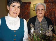 Präsidentin Ursi Jäger gratuliert Maria Brülisauer zur 50-jährigen Mitgliedschaft in der BLV. (Bild: PD)
