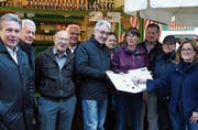 Die Übergabe der Petitionsunterschriften an Stadträtin Maria Pappa (rechts) gestern Freitag auf dem ständigen Markt. (Bild: Reto Voneschen)