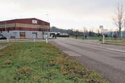 Markierungen wiesen auch am Dienstag noch auf die Lage von Teilen hin, die mit dem Unfall in Zusammenhang stehen. (Bild: Andrea Häusler)