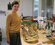 Lisa Winiger, Blasinstrumenten-Reparateurin beim Blasmusik-Center, in der Reparaturwerkstatt. (Bild: Christina Dietze)