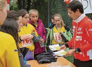 Der Orientierungslauf-Profi Martin Hubmann zeigt den Schülerinnen, wo es langgeht. (Bild: Elina Grünert)