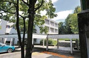 Das Primarschulhaus Riethüsli an der Gerhardtstrasse. Der Neubau soll einheitlicher werden. (Bild: Hanspeter Schiess)