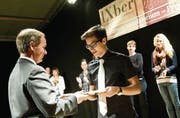 Regierungsrat Stefan Kölliker überreicht persönlich die Auszeichnungen für die beim Übersetzungswettbewerb prämierten Arbeiten. (Bild: Ralph Ribi)
