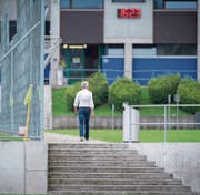 Dölf Früh verlässt ein Training im Gründenmoos – im Mai 2017 tritt er ab. (Bild: Urs Bucher (St. Gallen, 2. August 2016))