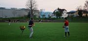 Spielertrainer Diego Gladig schlägt im Training den Ball in den Sonnenuntergang. (Bild: Joel Räbsamen)