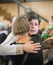 Nach dem ersten Wahlgang: Patrizia Adam nimmt Trost entgegen und Maria Pappa freut sich. (Bild: Michel Canonica (Waaghaus, 25. September 2016))