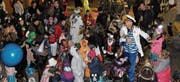 Klein und Gross hatten sich für den Fasnachtsauftakt ins Konstüm geworfen. (Bild: Kathrin Meier-Gross)