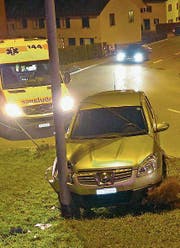 Wegen des verletzten Fahrers musste auch der Rettungsdienst aufgeboten werden. (Bild: Kapo TG)
