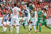 St. Gallen für einmal im gegnerischen Strafraum: Karim Haggui springt höher als Grasshoppers-Verteidiger Emil Bergström. (Bild: Andy Müller/Freshfocus)