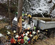 Tragischer Unfall: Der Lenker dieses in ein Tobel gestürzten LKW musste in einer aufwendigen Aktion befreit werden. (Bild: Kapo)