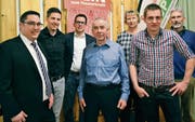 Vorstand mit Kantonsratspräsident Ivan Louis (Dritter von links): Mirco Gerig, Präsident, Thomas Bösch, Kassier, Hansueli Hofer, Vizepräsident, Elisabeth Scherrer, Aktuarin, Pascal Huser sowie Willy Tschirky, Leitung Wahlstab (von links). (Bild: Peter Jenni)