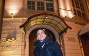 Jonathan C. Meier vor der Tonhalle St. Gallen, wo übermorgen seine «Fünf Tageszeiten» uraufgeführt werden. (Bild: Ralph Ribi)